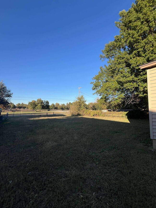 Building Photo - 701 E Holman Ct