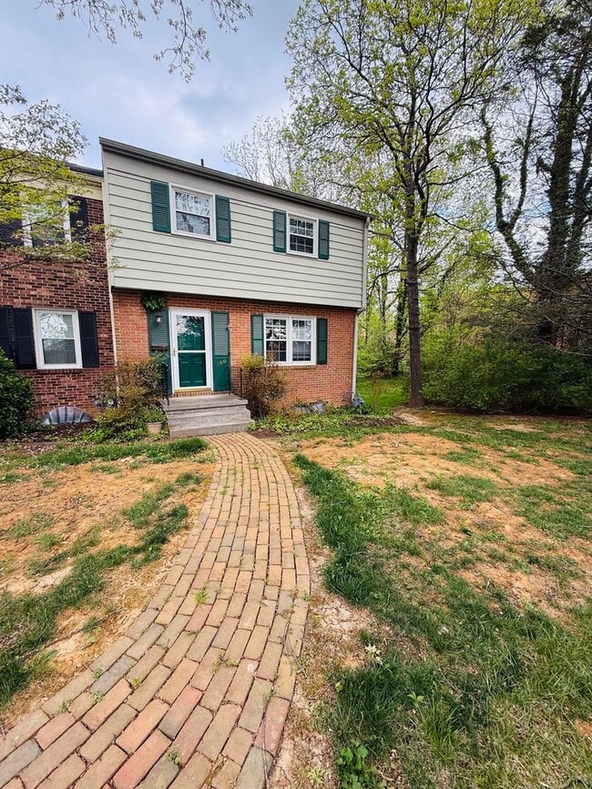 Building Photo - 4 Bedroom, 2.5 Bath Townhouse