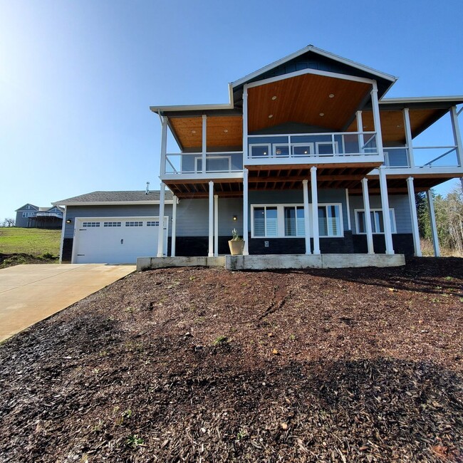 Building Photo - Dog friendly Lakeview 3 Bed: 2Bath w/2 Car...