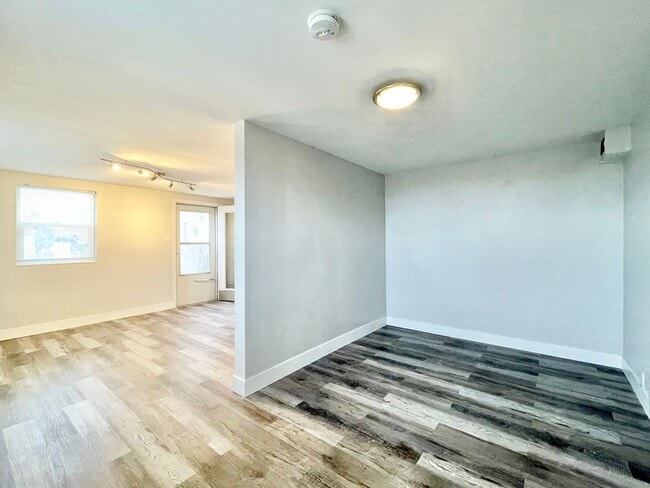 Building Photo - 415 N Main St