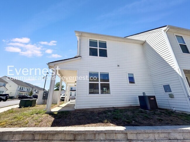 Building Photo - Limited Time Special Offer / 2 Bed/2.5 Bath Townhome with Off-Street Parking / Pet-Friendly / Ava...