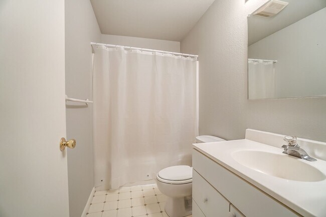 Building Photo - 3704 Willow Run Dr