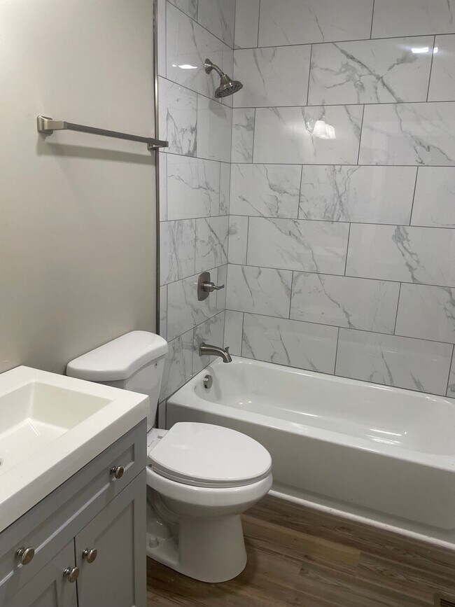 Building Photo - Knoxville 37920 - Very nice updated 2 bedroom home in South Knoxville for rent. - Contact Lisa Vi...