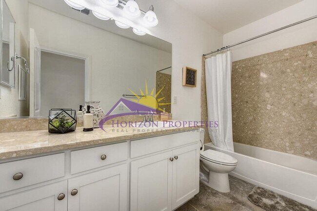 Building Photo - Beautiful 3 Bed 2.5 Bath 1,983sqft single family home with New LVP Flooring & 3-Car Garage in Ana...