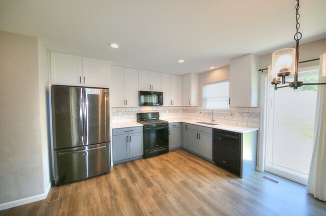 Building Photo - 3 Bed/3.5 Bath Home for Rent in Bridgeton (Pattonville School District)