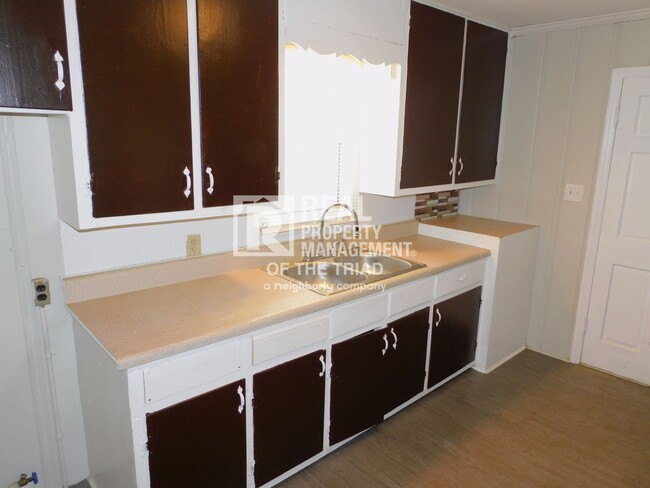 Building Photo - Available Now - 2 Bedroom/ 1 Bathroom Home...