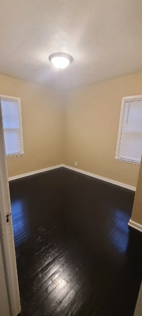 Building Photo - Charming 2 bedroom single family home near Lincoln Park