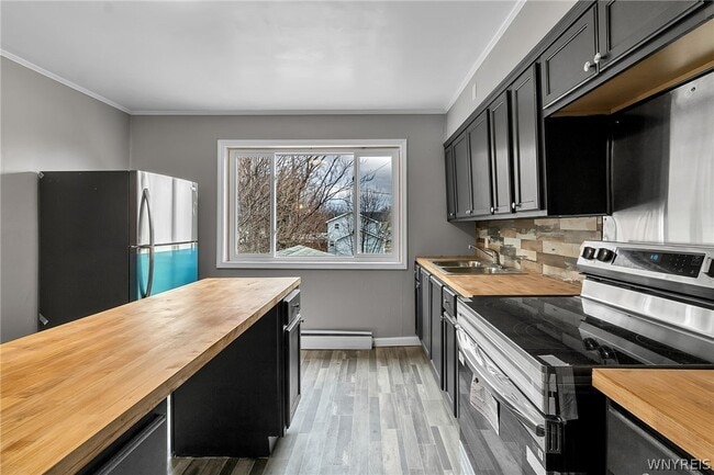 Building Photo - 629 Broadway St