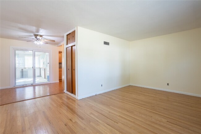 Building Photo - 4464 Mohegan Dr