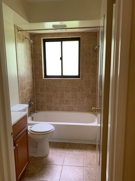 Building Photo - 1614 Beacon St