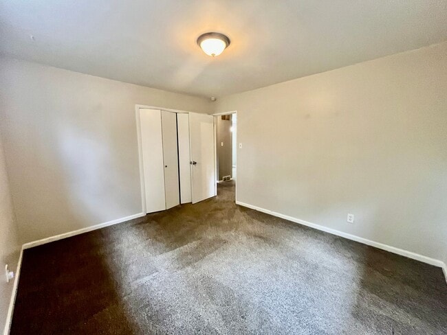 Building Photo - ** Move in Special** 3 bed 2 bath Ranch w/...