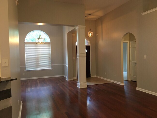 Building Photo - Ewing Place in Arlington! Pets are allowed, fees apply! Fenced in back yard!