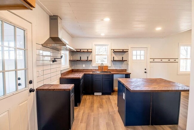 Building Photo - 2102 Morton Ave