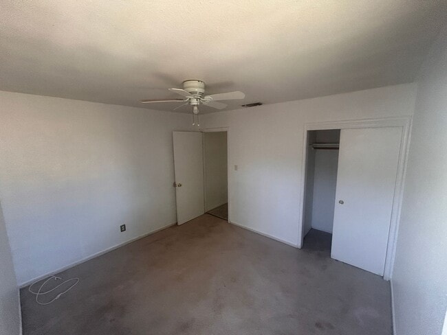 Building Photo - Move in Ready in  Hanford 3 bedroom, 1 bath with large yard!