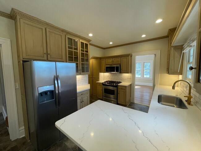 Building Photo - Updated 3/2 House in Old East Rome $1,895