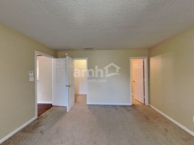 Building Photo - 950 Millbrook Dr
