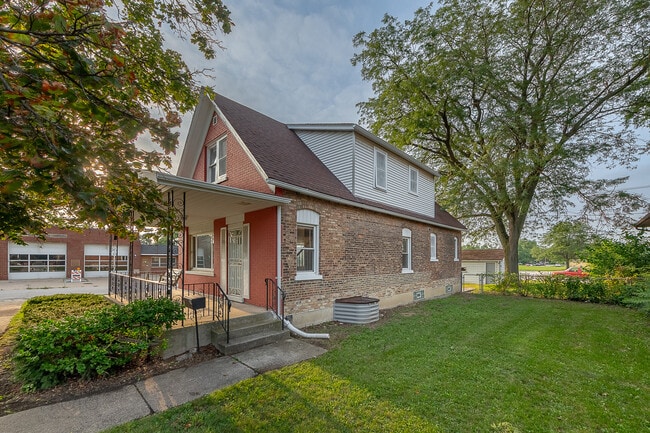 Building Photo - 29 W 33rd Pl