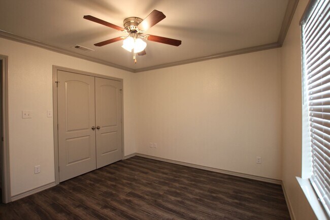 Building Photo - Beautiful 3 Bedroom 2 Bathroom Townhouse in South Tyler!