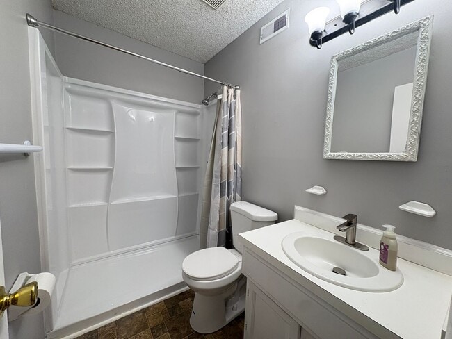 Building Photo - 3 Bedroom, 2.5 Bathroom Condo in High Point!