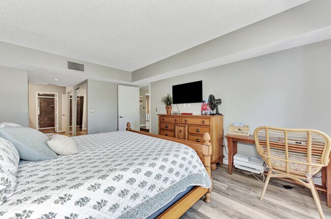 Building Photo - Welcome to your Heatherwood Heaven