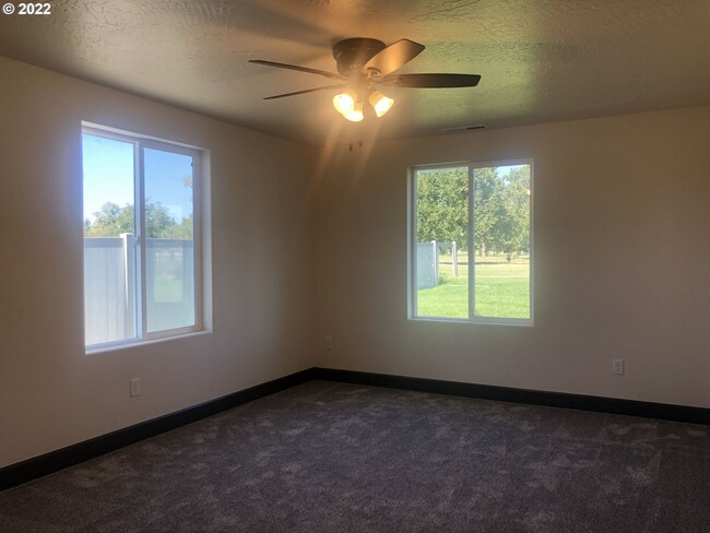 Building Photo - Golf Course living