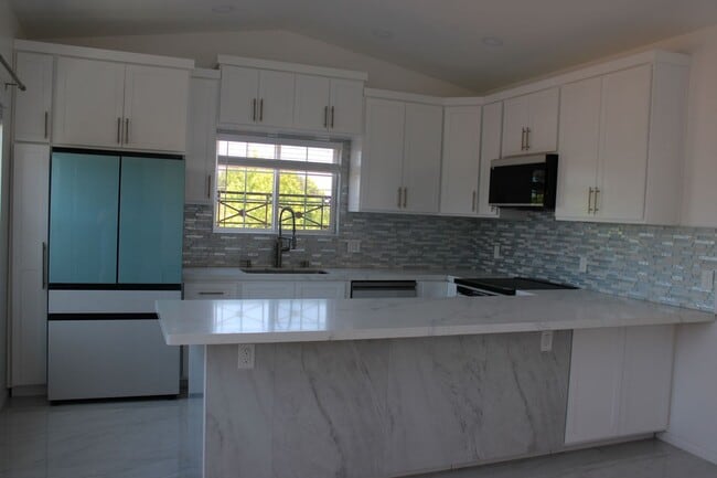 Building Photo - 2 Bedroom, 1 Bathroom Apartment