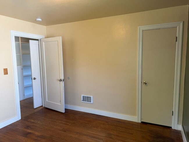 Building Photo - Large updated 2 bedroom 1 bathroom house in Springfield!