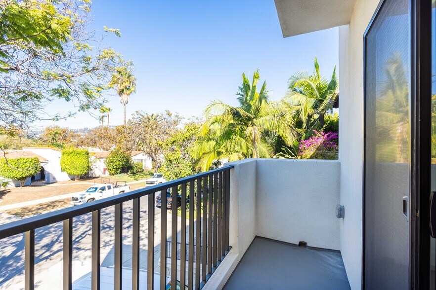 Building Photo - 456 N Poinsettia Pl