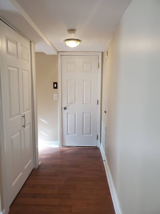 Building Photo - Gorgeous Split Foyer Close to Post!