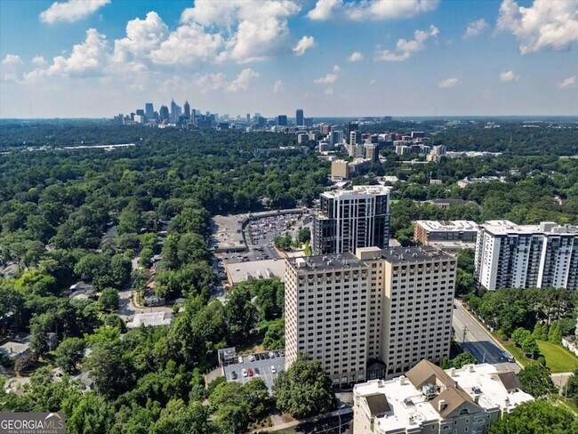 Building Photo - 2538 Parkside Dr NE