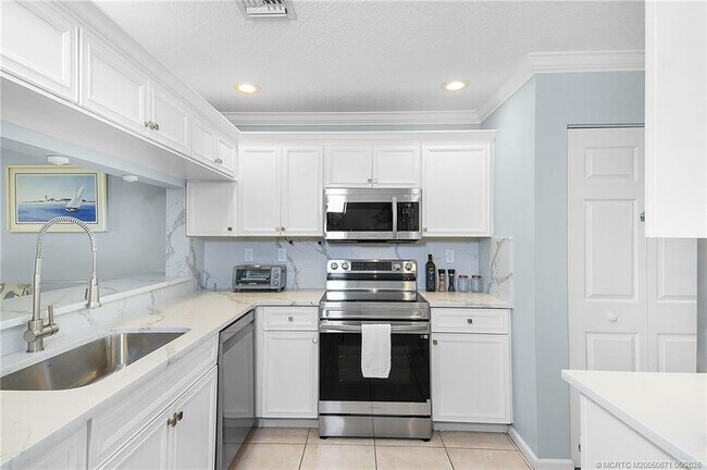 Building Photo - 6062 SE Landing Way
