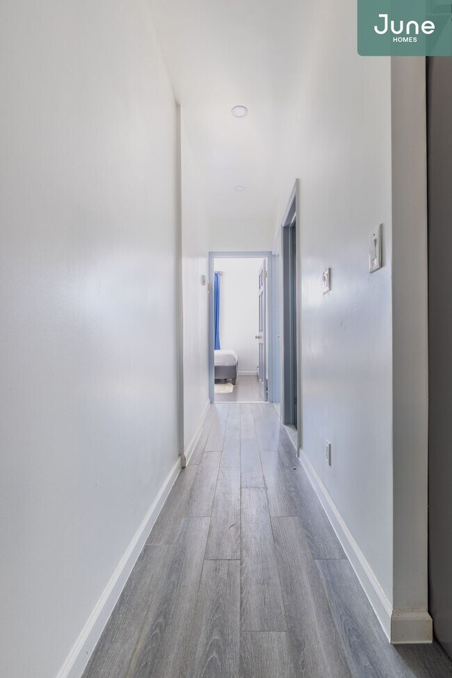 Building Photo - Queen room in 4-bed/2.0-bath Home