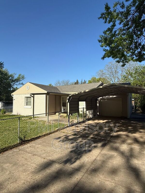 Building Photo - 2347 SE Pennsylvania Ave