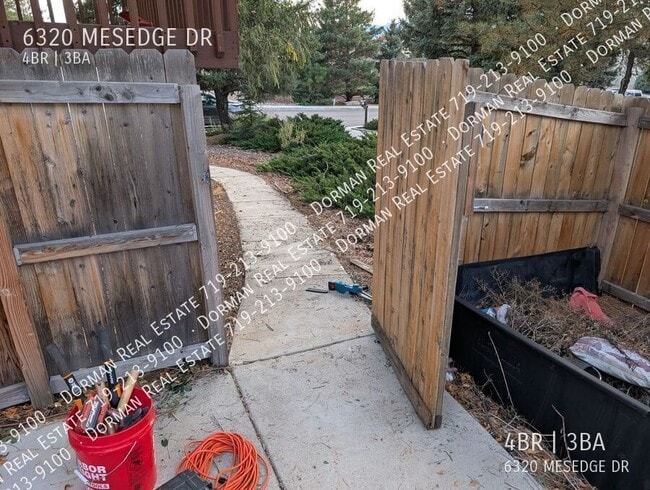 Building Photo - 6320 Mesedge Dr