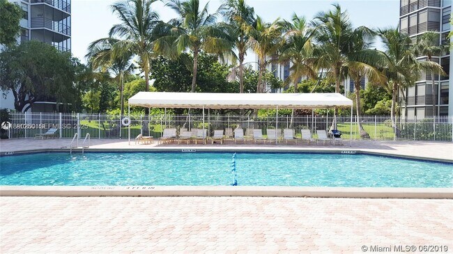 Building Photo - 20400 W Country Club Dr