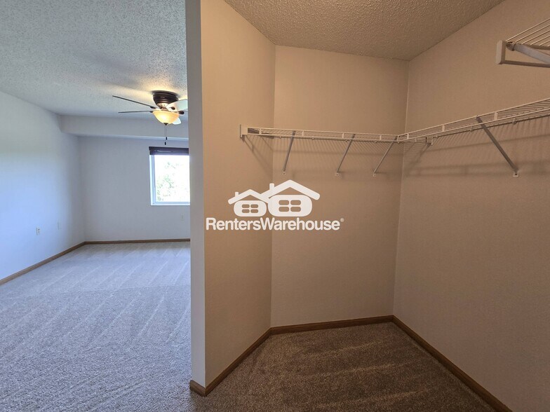 Building Photo - 1321 Lake Dr E