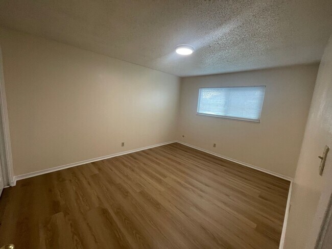 Building Photo - ONE MONTH RENT FREE!***2 Bedroom 1 Bath Unit in Rancho Cordova Available NOW!