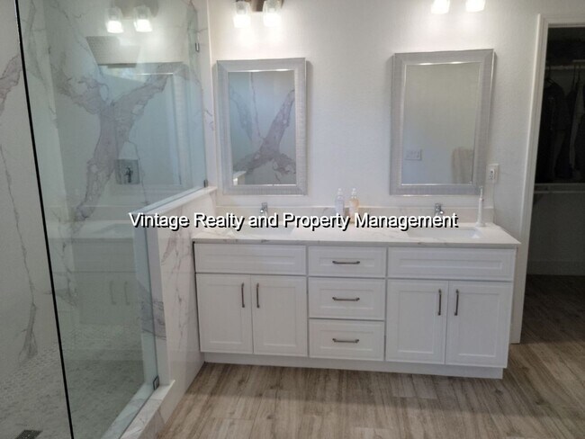 Building Photo - 1052 Foxfire Dr