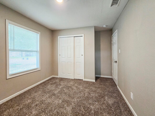 Building Photo - 601 Brookfield Dr