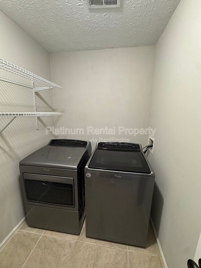 Building Photo - 11080 Crabapple Lake Dr