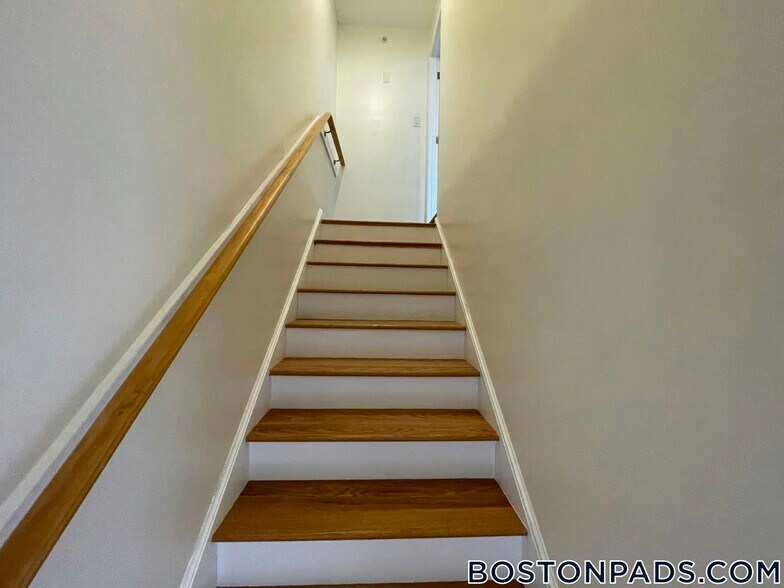 Building Photo - 152 Thornton St