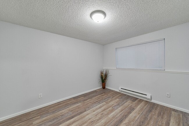 Building Photo - Beautifully Remodeled 2 Bedroom One Bath Condo Burien near Seattle