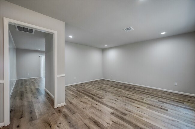 Building Photo - 5451 Loch Lomond Dr