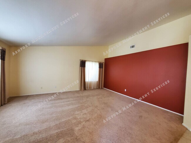 Building Photo - PINNACLE HILL RENTAL WITH MTN VIEWS, FIREP...
