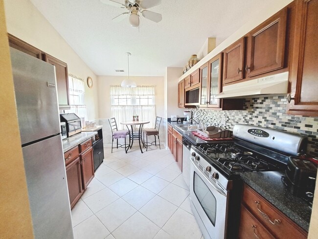 Building Photo - 216 Stoneybrook Ln
