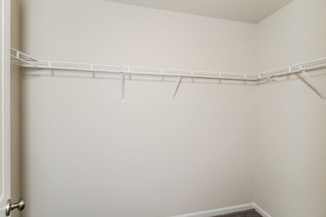 Building Photo - Located in  Burnside Farms!  Don't miss out!