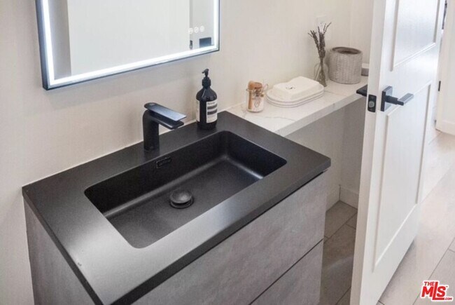 Building Photo - 8535 W Knl Dr