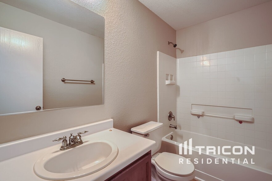 Building Photo - 102 Blackman Tr