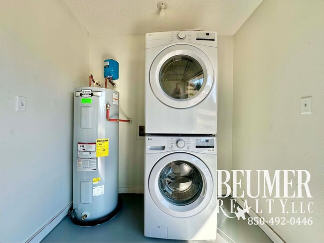 Building Photo - Townhome located minutes from beaches and NAS