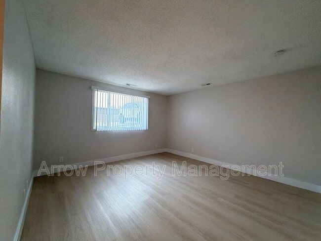 Building Photo - 515 W Saunders Ave